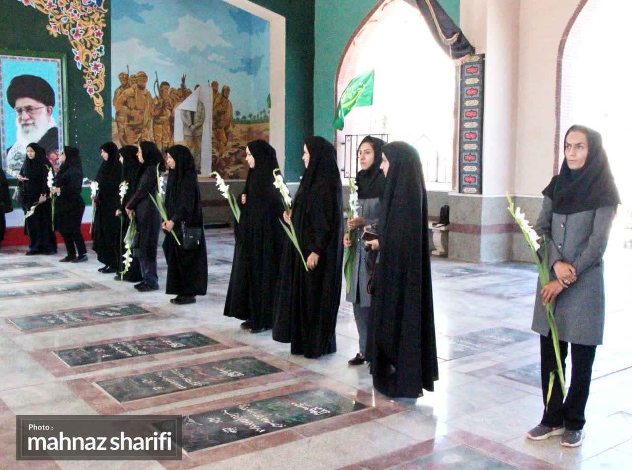 گلباران قبور شهدا در رفسنجان به مناسبت گرامیداشت روز خبرنگار